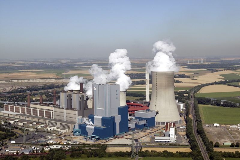 Die neuen Blöcke des Braunkohlekraftwerkes Niederaußem  ... erreichen die hohen Wirkungsgrade von über 43% dank des hochwarmfesten Stahles „E911“.  Bild: RWE (Archiv: Vogel Business Media)