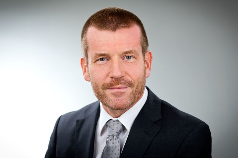 Joachim Weindel ist seit dem 1. Juni 2020 neuer Chief Financial Officer (CFO) und Vorstandsmitglied bei Kratzer Automation. Zusammen mit der Vorstandsvorsitzenden Sibylle Pessall und Vorstand Uwe Krummenoehler führt er nun die Geschäfte der Kratzer Automation Gruppe.

Weindel soll die Umsetzung der strategischen Ziele der Unternehmens-Gruppe mitgestalten und die kaufmännischen Supportfunktionen für die operativen Geschäftsbereiche und Tochtergesellschaften steuern. 

Vor seinem Wechsel zu Kratzer Automation bekleidete Joachim Weindel vergleichbare Führungspositionen in mittelständisch geprägten Gesellschaften und Geschäftsbereichen von Konzernunternehmen des internationalen Maschinen- und Anlagenbaus.  (Kratzer Automation)