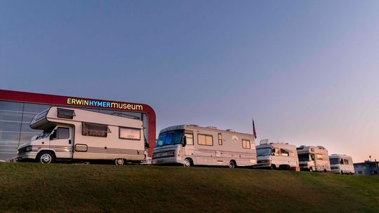 Träger des Erwin Hymer Museums ist die Erwin Hymer Stiftung. Die gemeinnützige Stiftung bürgerlichen Rechts wurde 2001 von Erwin Hymer mit dem Zweck der Förderung der Kunst und Kultur, insbesondere die Förderung von Kul-turgütern im technischen Bereich, Errichtung und Unterhaltung eines Museums für Caravan- und Motorcaravan-Oldtimer, ins Leben gerufen.(Bild:  Erwin Hymer Museum)