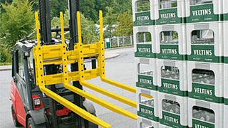 Die neue Doppelpalettenklammer von Schulte-Henke/Stabau wurde über einen längeren Zeitraum im Alltagsbetrieb dreier Großbrauereien getestet. Bild: Schulte-Henke/Stabau (Archiv: Vogel Business Media)