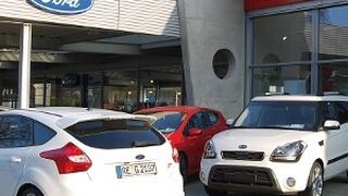 Die gelochte Betonplatte setzten die Planer als architektonisches Gestaltungselement ein. Sie grenzt die Markenwelten von Ford und Kia voneinander ab und gibt den Vordächern einen festen Halt. (Foto: Rubbel)