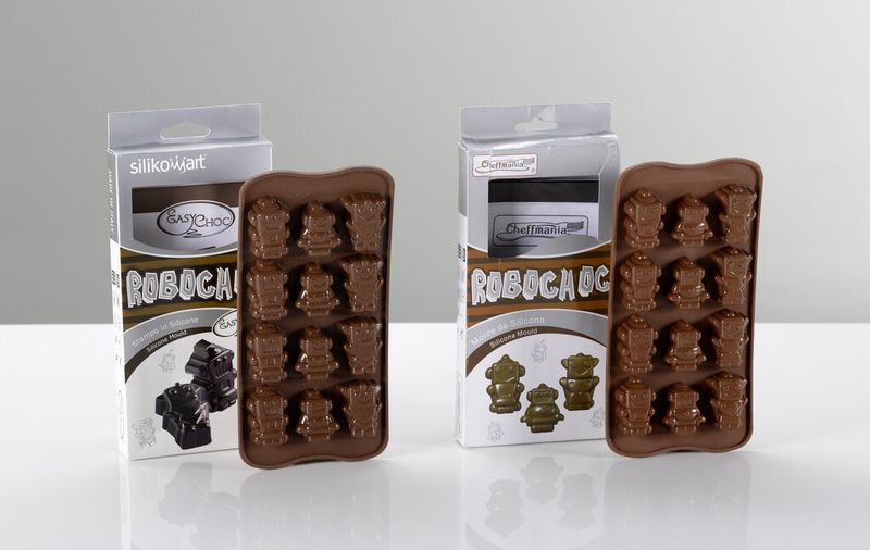 Zu den fünf gleichrangigen Auszeichnungen gehört auch das Silikonförmchen „Easychoc-Robochoc“. Links das Original der Silikomart S.R.L., Mellaredo di Pianiga, Italien; rechts das Plagiat vertrieben durch die Plásticos Vidal S.L, Ollería, Spanien. (Bild: Aktion Plagiarius e.V.)