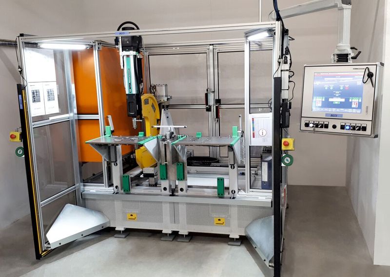 Für eine saubere Sache: TOX Pressotechnik schuf für das Unternehmen V-ZUG diese komplett ausgestattete Anlage zum Clinchen von Gehäusen für Geschirrspüler. (Bild: TOX Pressotechnik)