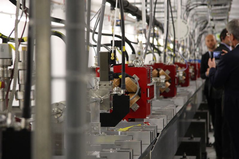 Der SwissFEL befindet sich in einem 740 Meter langen Tunnel und besteht aus Injektor, Linearbeschleuniger, Undulatoren und Messplätze. Für dieses Strecke braucht er 10 Femtosekunden oder 0,000 000 000 000 001 sec. (Sergio Caré / VBM)