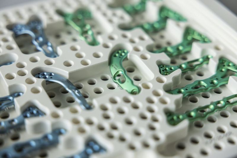 Orthopädische Implantate halten Knochenfragmente zusammen und beschleunigen die Heilung der Fraktur. (Bild: Hermle)
