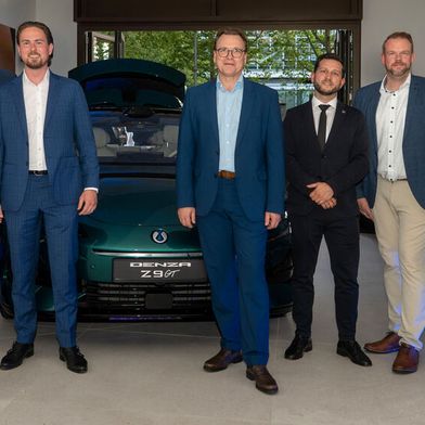 Paolo Cesani (v.li.), Product Manager Denza, Klaus Hartmann, Regional Sales Director Denza, Marijan Luckas, Markenverantwortlicher Jacobs-Gruppe, Lars Bialkowski, Country Manager BYD Deutschland, Timo Klaissle, Network Manager Denza, Arne Bechmann, Marketingleiter Jacobs-Gruppe, und Alexander Gotzen, Gesamtvertriebsleiter Neuwagen Jacobs-Gruppe.
 
 (Bild: Denza)