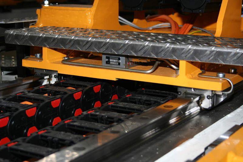 Stabilität: Die Kugelschienenführungen mit zentral geschmierten Führungswagen halten die gehebelten Biegekräfte der Biegetürme sicher in allen Belastungsrichtungen. (Archiv: Vogel Business Media)