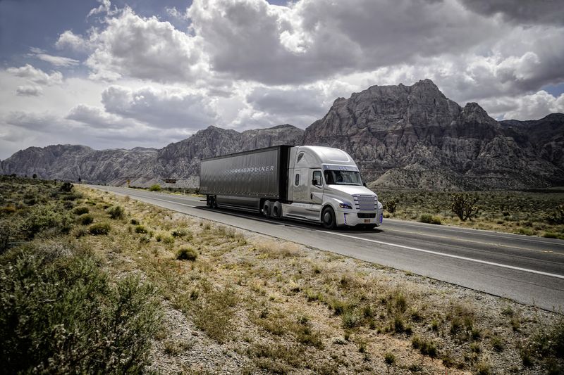 Brian Sandoval, Gouverneur von Nevada, und Dr. Wolfgang Bernhard, im Vorstand der Daimler AG verantwortlich für Lkw und Busse, absolvierten die erste autonome Fahrt auf einem Highway bei Las Vegas. (Bild: Daimler)