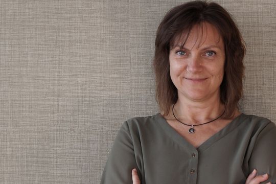 Ines Mansfeld, Head of Product Marketing bei Nevaris:  „Der Zielkonflikt in den Baukosten und Ökozielen ergab sich bisher durch die linearen Prozesse in der Bauplanung, in denen zwar früh die Kosten, aber erst spät die Ökoziele berücksichtigt wurden.”(Bild:  Nevaris)