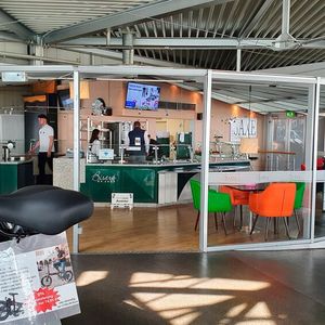 Beliebter Treffpunkt für Kunden und Mitarbeiter ist das Bistro de Saxe.(Bild:  Mauritz – kfz-betrieb)