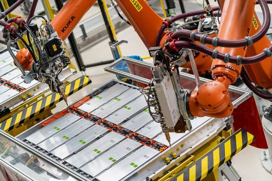 Skoda hat sich das jetzt eröffnete Hightech-Batteriewerk in Mlada Boleslav deutlich über 200 Millionen Euro kosten lassen. Nun hat es seine Arbeit, die hoch automatisiert abläuft, aufgenommen ...(Bild:  Skoda)