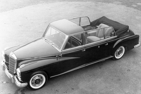 Auf Basis des 300 D Cabriolet wird 1960 ein Fahrzeug mit Sonderaufbau für den Papst produziert. Zwei weitere Sonderversionen des 300 D werden für Staatsempfänge gefertigt. (Archiv: Vogel Business Media)