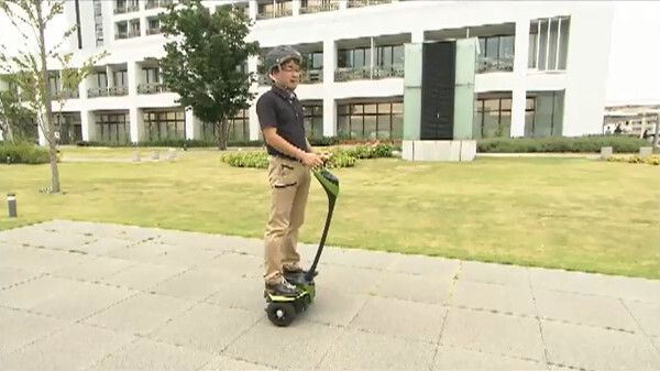 ... lehnen Sie sich einfach in die gewünschte Richtung, ... (Bild: Toyota)