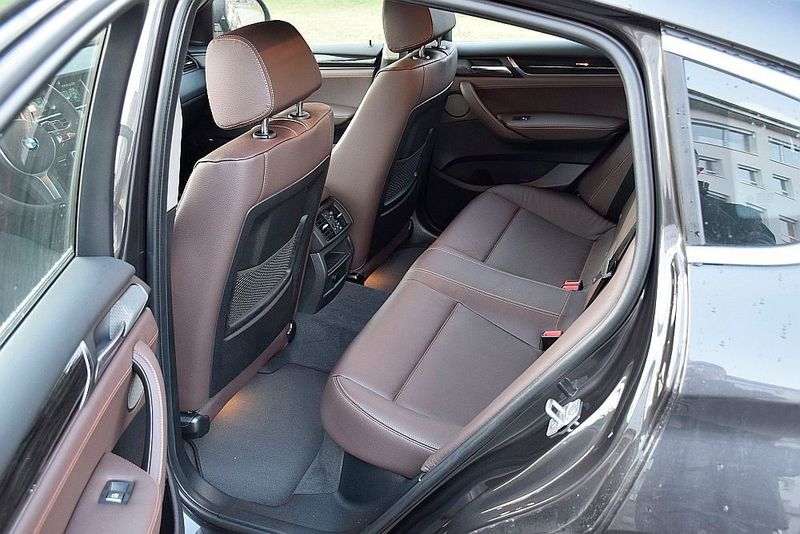 Auch hinten steht für erwachsene Fahrgäste ausreichend Platz zur Verfügung. (Jan Rosenow)