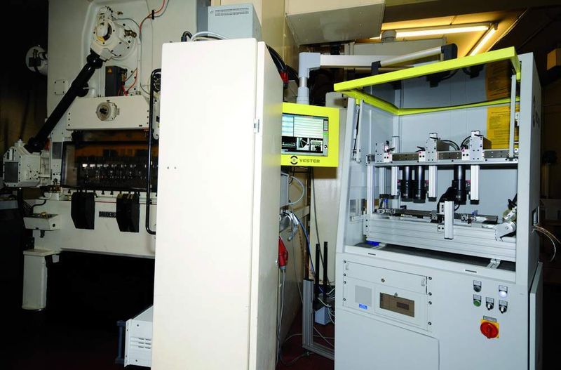 Unmittelbar nach dem Stanzautomat angeordnet ermöglicht die VVC-610-Prüfzelle für Stanz- und Hybridprodukte durch die durchgängige Systemlösung mit digitaler Kameratechnik eine sehr hohe Präzision und Flexibilität in der Qualitätskontrolle. (Archiv: Vogel Business Media)