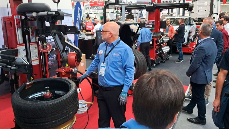 ... und Beratung, auch bei eher klassischen Produkten für den Reifenservice. (Bild: Doris S. Pfaff - VCG)