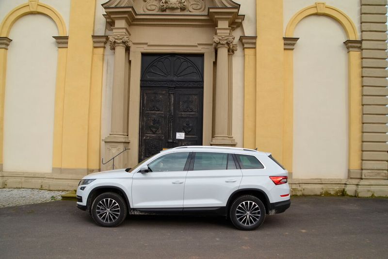 Mächtiger Auftritt. Knapp 30 Zentimeter ist der Kodiaq länger im Vergleich zu seinem kleineren Bruder Karoq. (Bild: Schweitzer/»kfz-betrieb«)