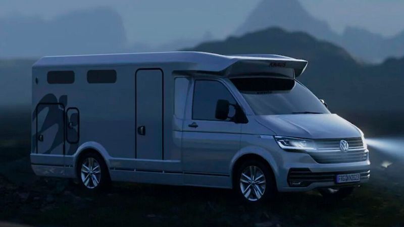 Der Knaus Tourer CUV fällt allein schon wegen seiner „Elvis-Tolle“ über dem Fahrerhaus auf. (Bild: Knaus)