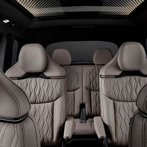 Drei Sitzreihen bietet der Q9. Die mittlere Reihe gibt es mit zwei oder drei Sitzgelegenheiten.(Bild:  Audi)