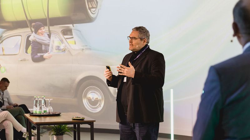 Er wurde unterstützt vom KI-Experten Christian Schmitz von Plusserver. (Bild: Stefan Bausewein)