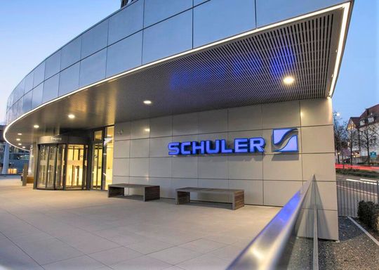 Das für seine Pressensysteme bekannte Unternehmer Schuler steigt mehr und mehr in nachhaltige Technologien ein. Mit dem Kauf der italienischen Sovema Group will man nun auch zum Systemanbieter von Anlagen zur großserienmäßigen Batterziezellenfertigung werden. Das für seine Pressensysteme bekannte Unternehmer Schuler steigt mehr und mehr in nachhaltige Technologien ein. Mit dem Kauf der italienischen Sovema Group will man nun auch zum Systemanbieter von Anlagen zur großserienmäßigen Batterziezellenfertigung werden.
