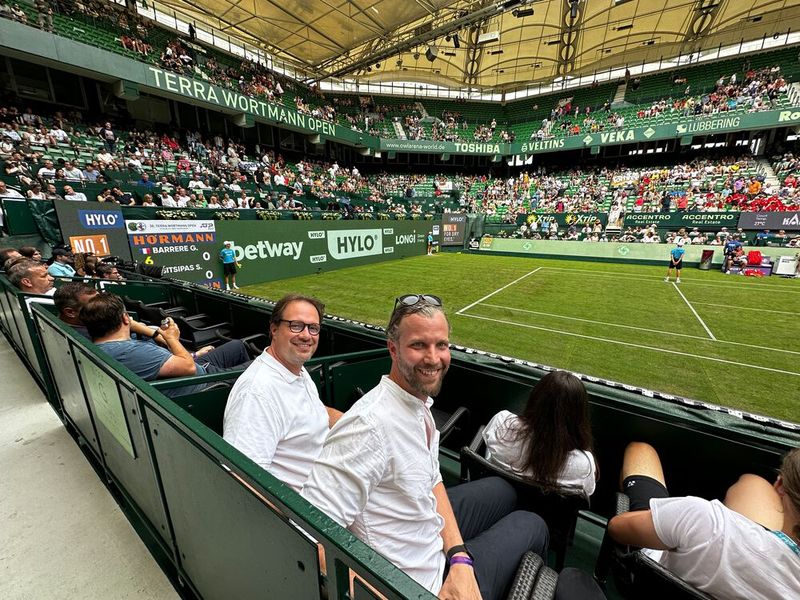 Marc Hurrelmann (Midland IT) und Stephan Teinert (r., Wortmann) müssen aufpassen, dass sie keinen Ball abbekommen. (Bild: Vogel IT-Medien)