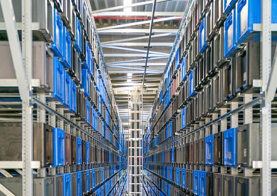 Leuchtstoffröhre raus, LED rein! Mit einem neuen Beleuchtungskonzept in seinem Logistikgebäude reduziert Euchner den Energieverbrauch um fast 50 Prozent und spart zig Tonnen CO2 ein. Hier verrät der Sicherheitstechnikexperte, wie er das geschafft hat.(Bild:  Euchner)