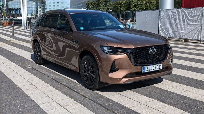 Die enge Verwandschaft zum CX-60 ist unverkennbar. Bis zur B-Säule ist der CX-80 identisch. Ein Hingucker ist die neue Farbe Melting Copper.   (Bild: Mauritz – VCG)