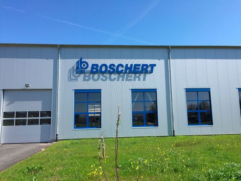 Für die Aufbereitung von Gebrauchtmaschinen hat Boschert eine neue Halle errichtet. (Boschert)
