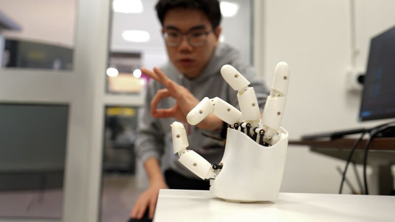 Durch Bewegungen ihrer Hände und Finger können Nutzer einen Roboter dazu bringen, Klavier zu spielen oder einen Basketball zu werfen, oder sie können Objekte in einer virtuellen Umgebung manipulieren.(Bild:  Melanie Gonick)