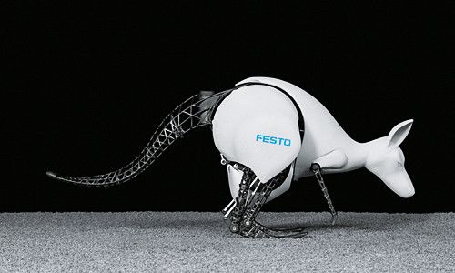 Effiziente Landung: Energiespeicherung für den nächsten Sprung. (Festo)