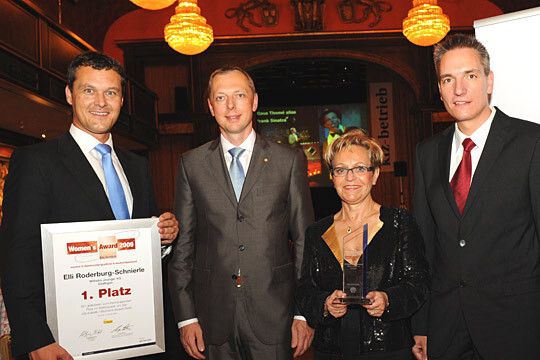 Zu den ersten Gratulanten gehörten (v. li.) Jörg Heinermann von der Mercedes-Benz Vertriebsorganisation Deutschland, Ingo Fischer von Shell und Wolfgang Michel, »kfz-betrieb«-Chefredakteur. (Archiv: Vogel Business Media)