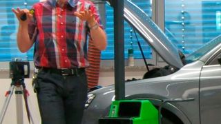 Betriebsberater Matthias Pfau erläutert auf der Fachtagung die Anforderungen an den Scheinwerfereinstellplatz. (Pfau)