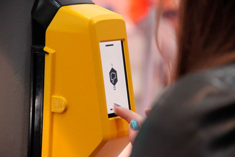 Das Unternehmen präsentierte ein System, dass Passanten auf spielerische Weise die Wartezeit an Ampeln erleichtern soll. (Bild: Robert Horn)