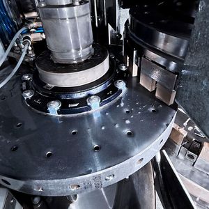 Nagel Technologies präsentiert sich auf der Grindinghub 2026 unter anderem mit Know-how zum Schleifen von Bremsscheiben mit stehenden Schleifscheiben.(Bild:  Nagel Technologies)