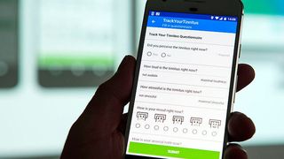 Mit Hilfe der Tinnitus-App liefert das Smartphone wertvolle Daten über Faktoren, die die Tinnitus-Stärke beeinflussen. (Elvira Eberhardt)