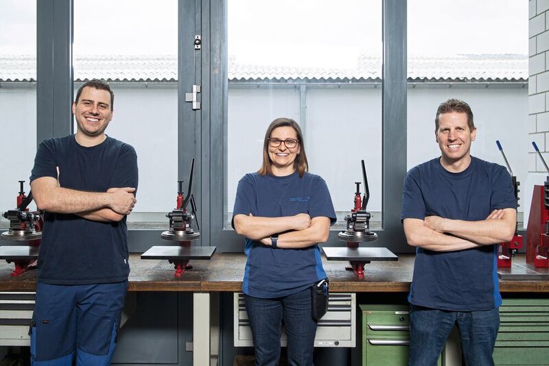 Beweglich bleiben: Mirco Läule – Produktionsleiter und Berufsbildner, Teresa Obermaier (Leiterin Innendienst) und René Meier (CEO) leiten seit 2019 die 22 Mitarbeiter starke Andermatt Feinmechanik AG, die von Kleinstteilen über faustgrosse Werkstücke bis hin zu grossen Strukturbauteilen das komplette Spektrum fertigt. Auf dem Tisch die Naef-Stanzsysteme.  (Thomas Entzeroth)