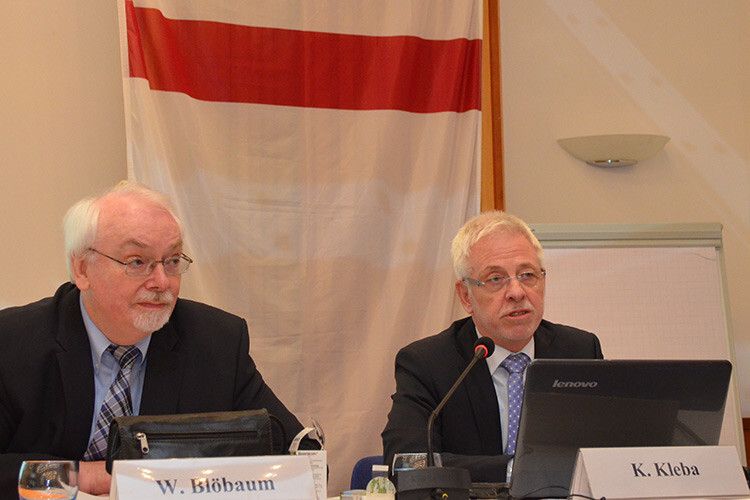 Händlerverbandspräsident Wilfried Blöbaum (links) und Verbandsvorstand Karl Kleba waren sich mit den angereisten Mitgliedern einig: Das Vertragspaket des Importeurs ist nicht empfehlenswert. (Foto: Rehberg)