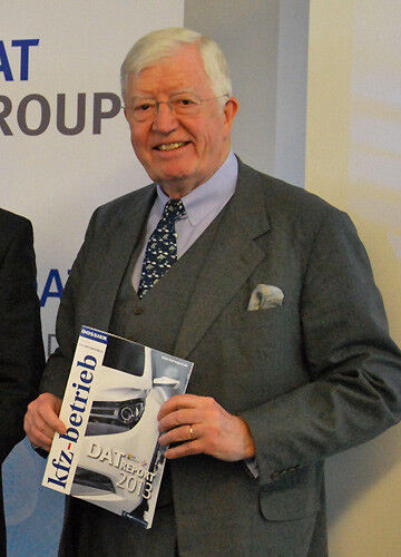 ZDK-Präsident Robert Rademacher hielt als einer der ersten den DAT-Report 2013 von »kfz-betrieb« in den Händen. (Foto: Wenz)