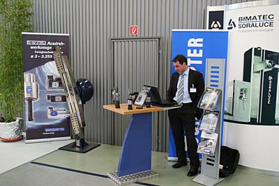 Uwe Kühfuss, Verkaufsprofi der Wohlhaupter GmbH in Frickenhausen, informierte Besucher der Hausausstellung über Bohr- und Ausdrehwerkzeuge. (Archiv: Vogel Business Media)