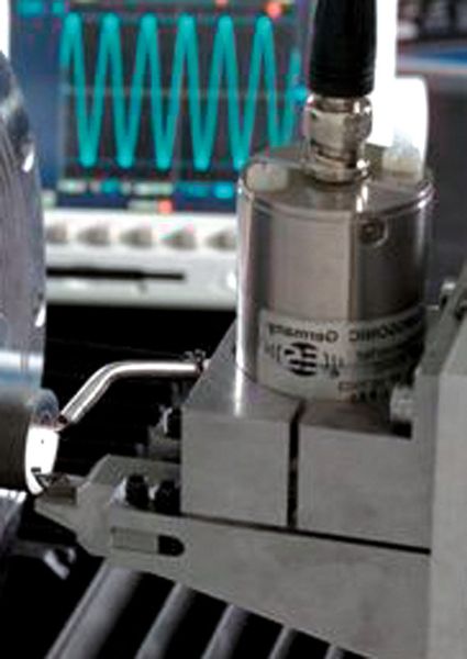 Bild 6: Das in der Maschine montierte System links im Bild. (Bild: Fraunhofer-IPT)
