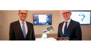 Sami Atiya, Leiter des ABB-Geschäftsbereichs Robotik und Fertigungsautomation, und Ericsson-CEO Börje Ekholm besuchen die 5G-Robotik-Demo beim World Economic Forum 2020 in Davos. (Bild: Ericsson/ABB)