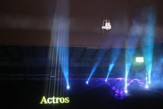 Mit dem Kran „flog“ das Flaggschiff der Daimler AG ins Paderborner Stadion. (Rosier)
