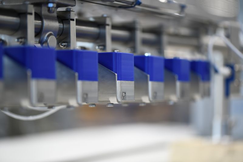 Das Technotrans-System arbeitet mit hochfrequent taktenden Ventilen, die das Trennmittel gleichmäßig auf das Stahlband applizieren. (Bild: Technotrans SE)