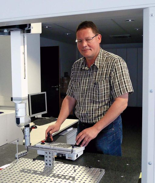 Dipl.-Ing. Hermann Eberlein deutet mit seiner Gestik an einer 3D-Messeinrichtung schon mal an, worum es in seinem Unternehmen geht: „Wir befassen uns ausschließlich mit hochqualitativen Blechbauteilen, die zum einen aus als schwierig geltenden Materialien bestehen und zum anderen komplexe Geometrien aufweisen.“ (Archiv: Vogel Business Media)