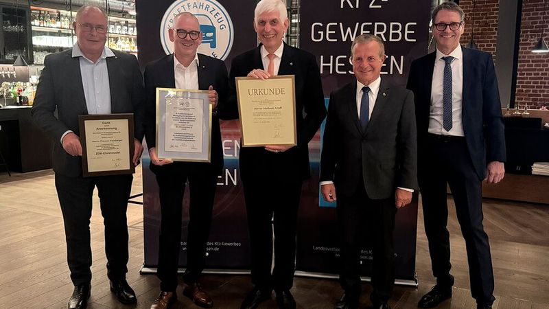 Ehrungen am Vorabend (v.l.): Thomas Reinberger, stellvertretender Obermeister der Kfz-Innung Marburg; Ralf Funke, Obermeister der Kfz-Innung Marburg; Michael Kraft, Präsident Kfz-Landesverband Hessen; Thomas Peckruhn, Präsident Zentralverband Deutsches Kfz-Gewerbe; Joachim Kuhn, Geschäftsführer Kfz-Landesverband Hessen. (Bild: Kfz-Gewerbe Hessen)