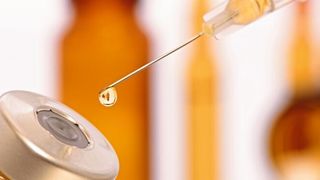 Bei der Suche nach einem Impfstoff gegen das neue Coronavirus setzen Forscher auf bereits bekannte Wirkstoffe, um Zeit zu gewinnen (Symbolbild). (©Wolfilser - stock.adobe.com)