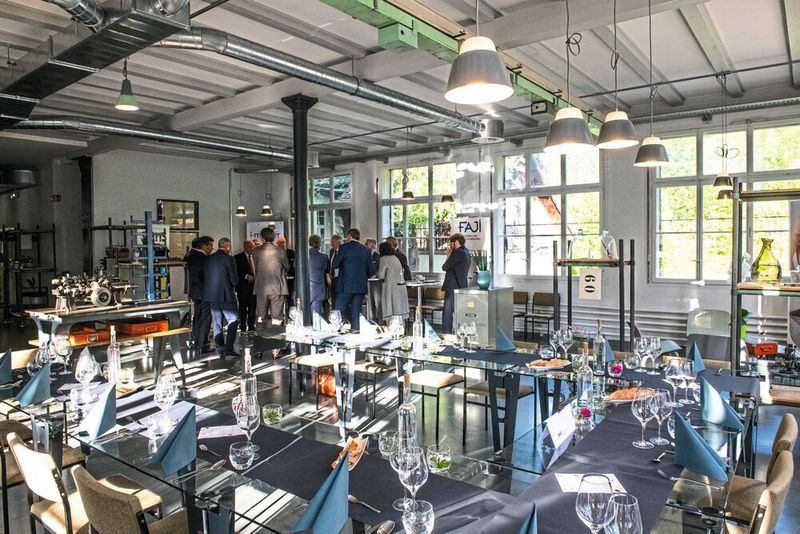 Bundesrat Schneider-Ammann trifft sich zusammen mit jurassischen Unternehmern zu Gesprächen auf hohem Niveau und in entspannter Atmosphäre. Ein gutes Beispiel für die Stärken der SIAMS. (Pascal Crelier)