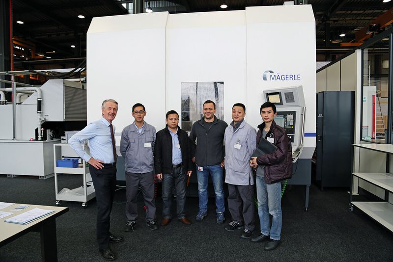 Eine asiatische Delegation, die im Mägerle-Technologie-Zentrum Bauteile einfährt und sich technologisch weiterbildet. (Bild: M. Böhm)