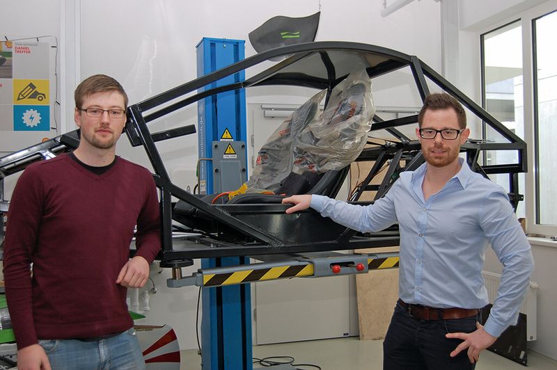 Am Testrahmen des «Ibex» tüfteln und optimieren Michael Semper (l.) und Herbert Spatzenegger (r.). (Bild: Tera TU Graz)